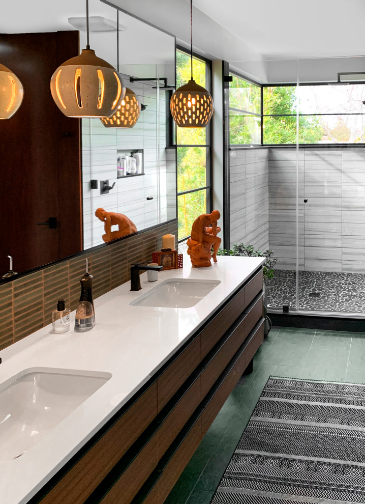 Inredning av ett retro vit vitt en-suite badrum, med släta luckor, bruna skåp, en dusch i en alkov, grå kakel, ett undermonterad handfat, grönt golv och dusch med gångjärnsdörr