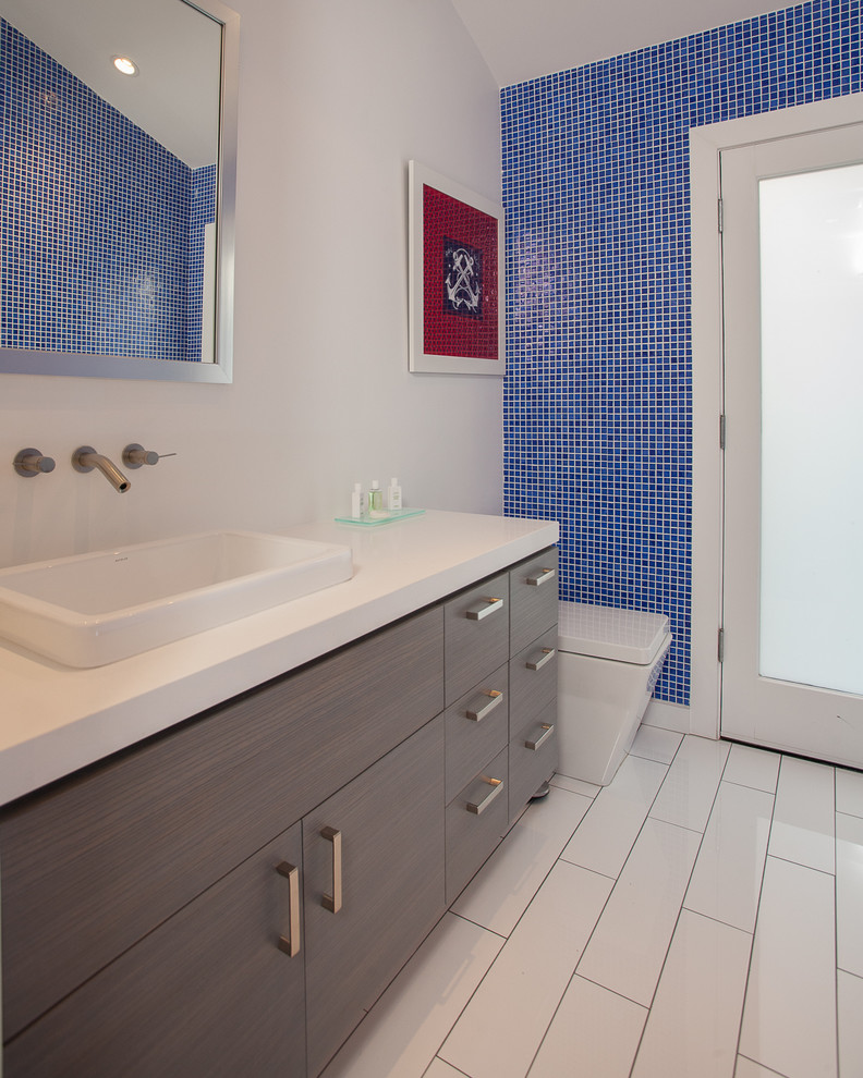 Стильный дизайн: ванная комната в современном стиле с накладной раковиной, плоскими фасадами, серыми фасадами, синей плиткой, плиткой мозаикой и белыми стенами - последний тренд