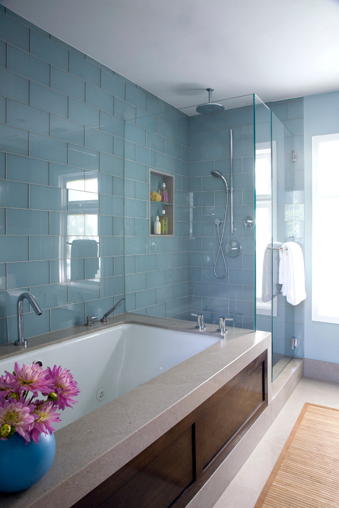 Esempio di una grande stanza da bagno padronale chic con ante in stile shaker, ante in legno bruno, doccia ad angolo, piastrelle blu, piastrelle di vetro, pareti blu, pavimento in travertino, lavabo sottopiano, top in granito e vasca sottopiano