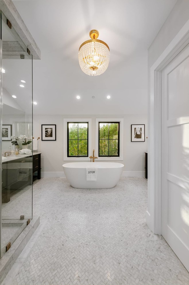 Idéer för att renovera ett stort lantligt vit vitt badrum, med möbel-liknande, skåp i mellenmörkt trä, en dusch i en alkov, svart kakel, grå väggar, ett undermonterad handfat, bänkskiva i kvartsit, svart golv och dusch med gångjärnsdörr