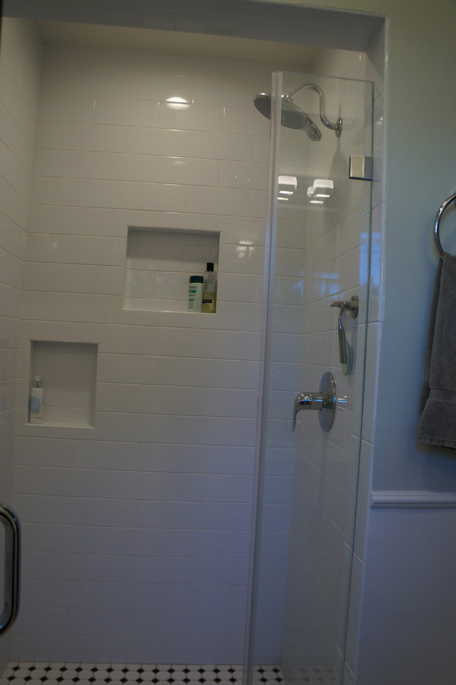 Idéer för ett mellanstort rustikt en-suite badrum, med luckor med infälld panel, vita skåp, ett hörnbadkar, en kantlös dusch, en toalettstol med hel cisternkåpa, flerfärgad kakel, stickkakel, vita väggar, klinkergolv i terrakotta, ett integrerad handfat och marmorbänkskiva