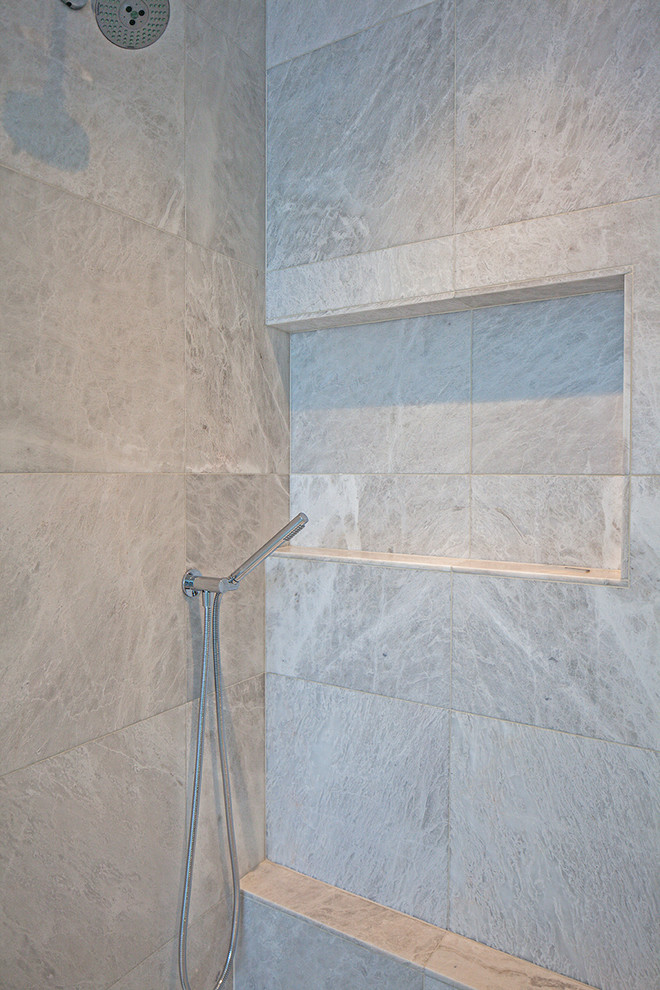 Réalisation d'une salle de bain principale design de taille moyenne avec une douche à l'italienne, un carrelage gris, un carrelage blanc, du carrelage en pierre calcaire, un sol en calcaire, un sol gris et aucune cabine.