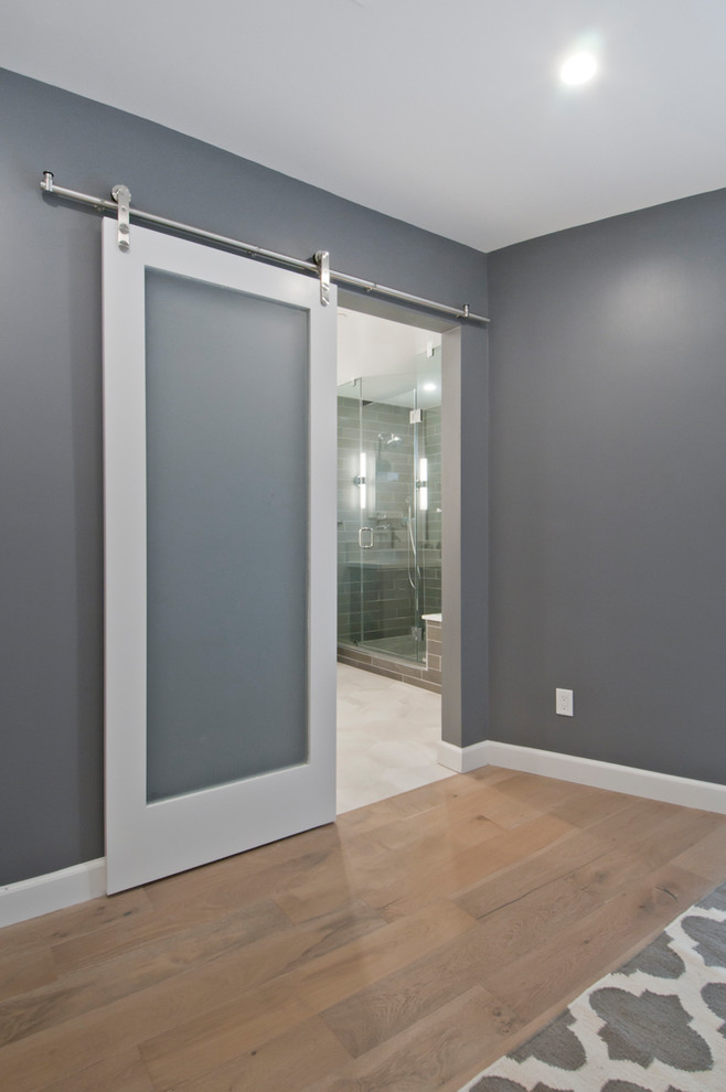Inspiration för stora moderna vitt en-suite badrum, med luckor med glaspanel, grå skåp, en hörndusch, grå kakel, porslinskakel, grå väggar, cementgolv, ett fristående handfat, bänkskiva i akrylsten, grått golv och dusch med gångjärnsdörr