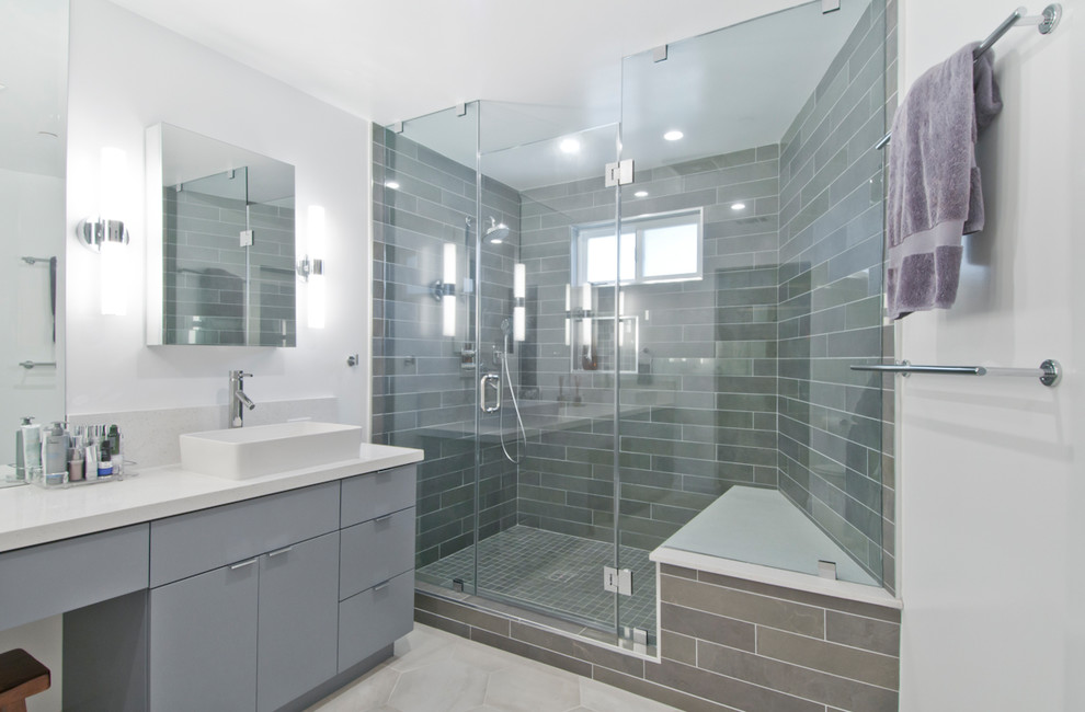 Foto på ett stort funkis vit en-suite badrum, med luckor med glaspanel, grå skåp, en hörndusch, grå kakel, porslinskakel, grå väggar, cementgolv, ett fristående handfat, bänkskiva i akrylsten, grått golv och dusch med gångjärnsdörr