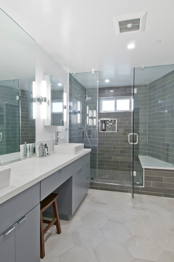 Inspiration för stora moderna vitt en-suite badrum, med luckor med glaspanel, grå skåp, en hörndusch, grå kakel, porslinskakel, grå väggar, cementgolv, ett fristående handfat, bänkskiva i akrylsten, grått golv och dusch med gångjärnsdörr