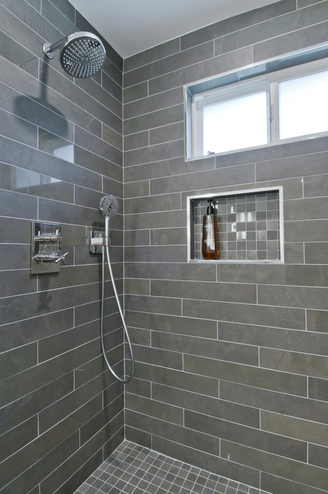 Пример оригинального дизайна: большая главная ванная комната в современном стиле с стеклянными фасадами, серыми фасадами, угловым душем, серой плиткой, керамогранитной плиткой, серыми стенами, полом из цементной плитки, настольной раковиной, столешницей из искусственного камня, серым полом, душем с распашными дверями и белой столешницей