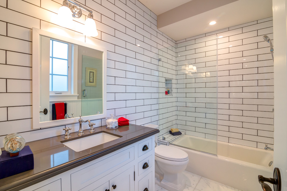 Идея дизайна: маленькая ванная комната в классическом стиле с фасадами с декоративным кантом, белыми фасадами, накладной ванной, душем в нише, унитазом-моноблоком, белой плиткой, стеклянной плиткой, мраморным полом, душевой кабиной, накладной раковиной, столешницей из меди, белым полом, коричневой столешницей, белыми стенами и душем с распашными дверями для на участке и в саду