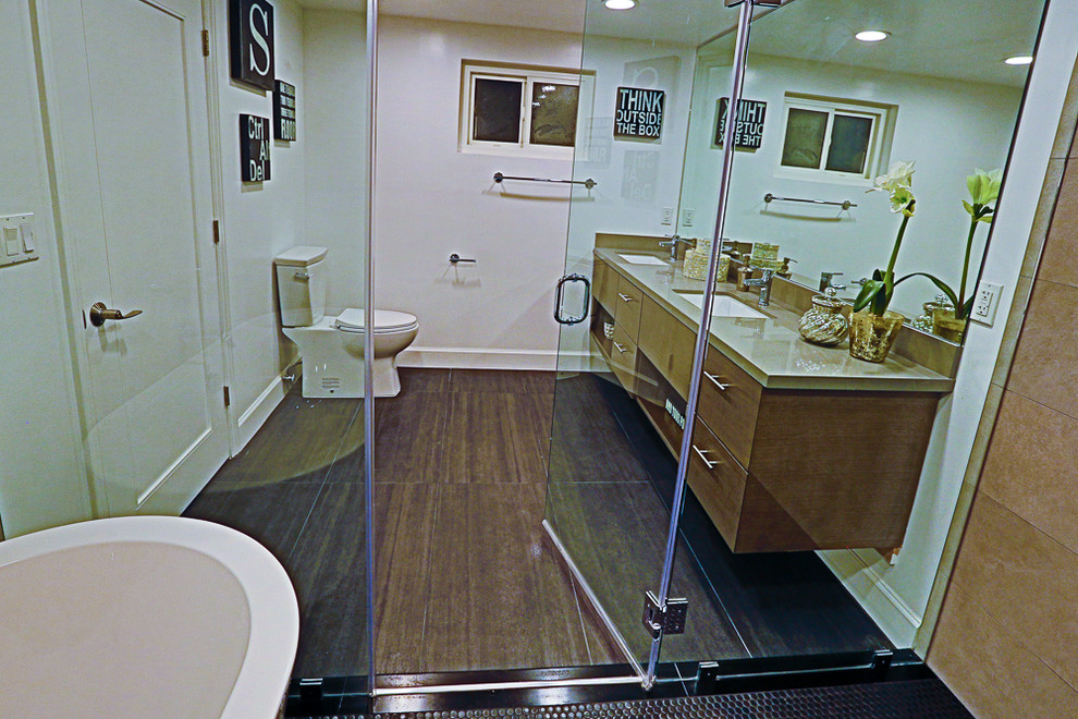 Источник вдохновения для домашнего уюта: главная ванная комната среднего размера в классическом стиле с плоскими фасадами, светлыми деревянными фасадами, отдельно стоящей ванной, душем над ванной, раздельным унитазом, белыми стенами, полом из ламината, врезной раковиной, столешницей из ламината, коричневым полом, бежевой столешницей, коричневой плиткой, керамической плиткой и душем с распашными дверями