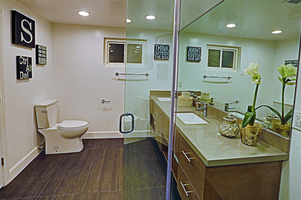 Идея дизайна: главная ванная комната среднего размера в стиле неоклассика (современная классика) с плоскими фасадами, светлыми деревянными фасадами, отдельно стоящей ванной, душем над ванной, раздельным унитазом, белыми стенами, полом из ламината, врезной раковиной, столешницей из ламината, коричневым полом, бежевой столешницей, керамической плиткой, душем с распашными дверями и коричневой плиткой