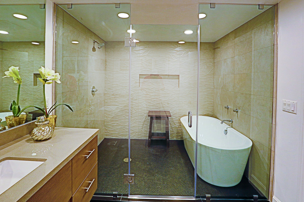 ロサンゼルスにある小さなトラディショナルスタイルのおしゃれなバスルーム (浴槽なし) (白い壁、濃色無垢フローリング、茶色い床、フラットパネル扉のキャビネット、淡色木目調キャビネット、置き型浴槽、アルコーブ型シャワー、ベージュのタイル、セラミックタイル、アンダーカウンター洗面器、コンクリートの洗面台、開き戸のシャワー、ベージュのカウンター、一体型トイレ	) の写真