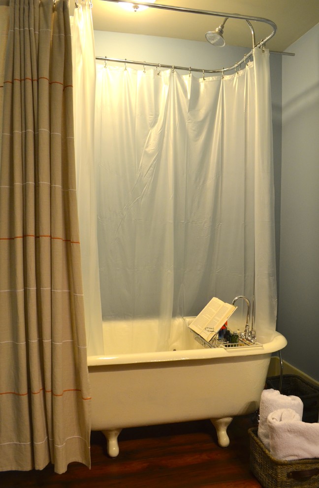 アトランタにある低価格の小さなラスティックスタイルのおしゃれな浴室 (アンダーカウンター洗面器、中間色木目調キャビネット、御影石の洗面台、猫足バスタブ、シャワー付き浴槽	、一体型トイレ	、白いタイル、青い壁、無垢フローリング) の写真