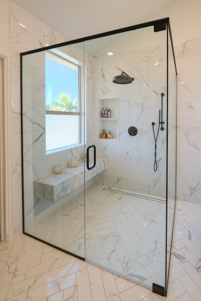 Пример оригинального дизайна: большая главная ванная комната в современном стиле с плоскими фасадами, белыми фасадами, отдельно стоящей ванной, душем без бортиков, унитазом-моноблоком, серой плиткой, плиткой мозаикой, белыми стенами, мраморным полом, врезной раковиной, мраморной столешницей, разноцветным полом, открытым душем, серой столешницей, тумбой под две раковины и встроенной тумбой