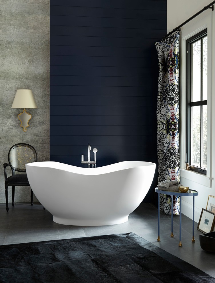 Foto de cuarto de baño bohemio con bañera exenta, paredes azules y suelo de baldosas de cerámica