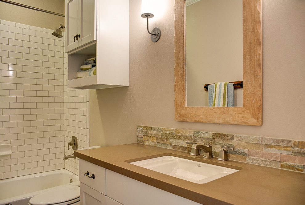 Kleines Klassisches Badezimmer mit Sockelwaschbecken, blauer Wandfarbe und braunem Holzboden in Austin