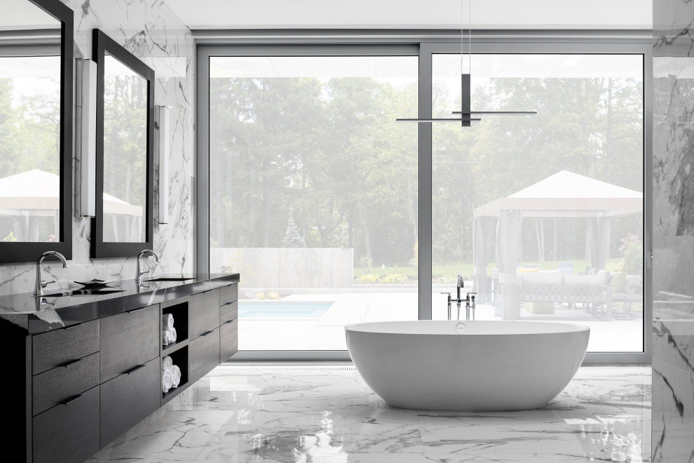 Cette photo montre une très grande salle de bain moderne en bois foncé avec un placard à porte plane, un sol en marbre et un sol gris.