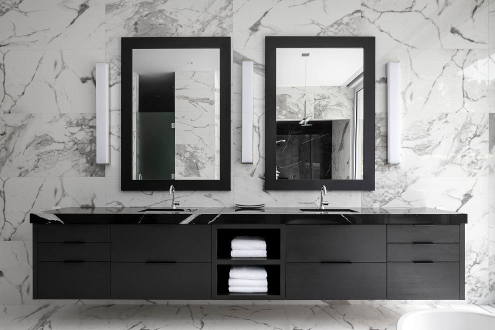 Modelo de cuarto de baño moderno extra grande con armarios con paneles lisos, puertas de armario de madera en tonos medios, suelo de mármol y suelo gris