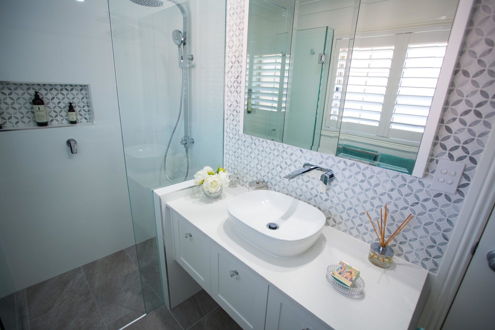 Foto på ett litet vintage vit badrum med dusch, med skåp i shakerstil, vita skåp, en öppen dusch, grå kakel, keramikplattor, vita väggar, klinkergolv i keramik, ett fristående handfat, bänkskiva i kvarts och grått golv