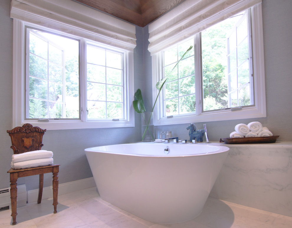 Idéer för stora vintage en-suite badrum, med släta luckor, vita skåp, ett fristående badkar, en hörndusch, grå kakel, vit kakel, stenhäll, grå väggar, marmorgolv, marmorbänkskiva och dusch med gångjärnsdörr