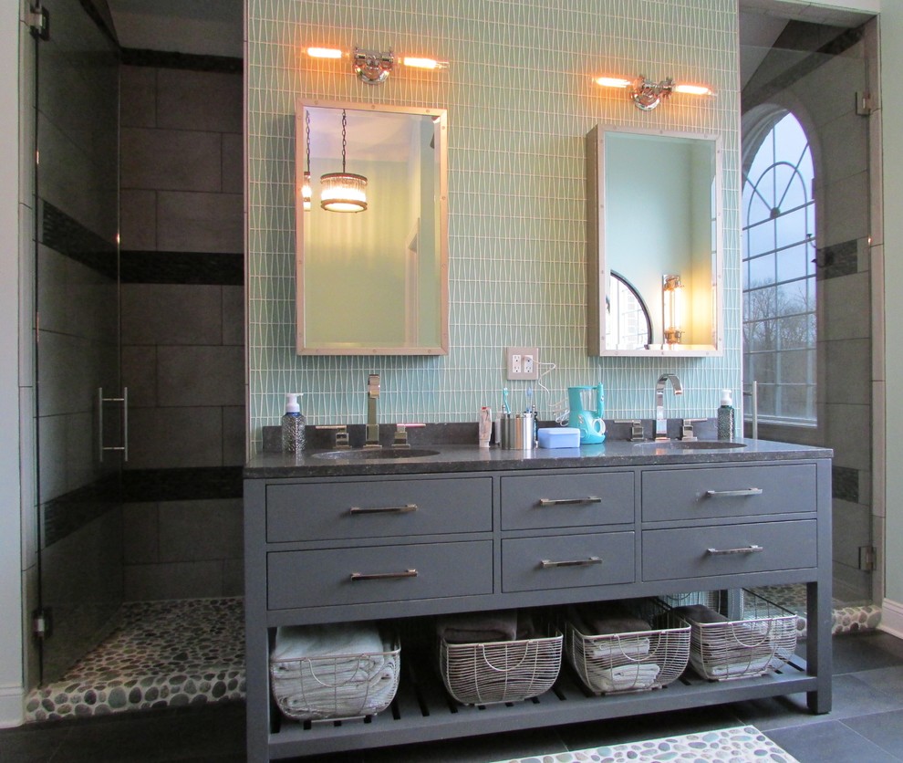 На фото: большая главная ванная комната в стиле неоклассика (современная классика) с плоскими фасадами, серыми фасадами, двойным душем, серой плиткой, зелеными стенами, полом из сланца, монолитной раковиной и столешницей из бетона с
