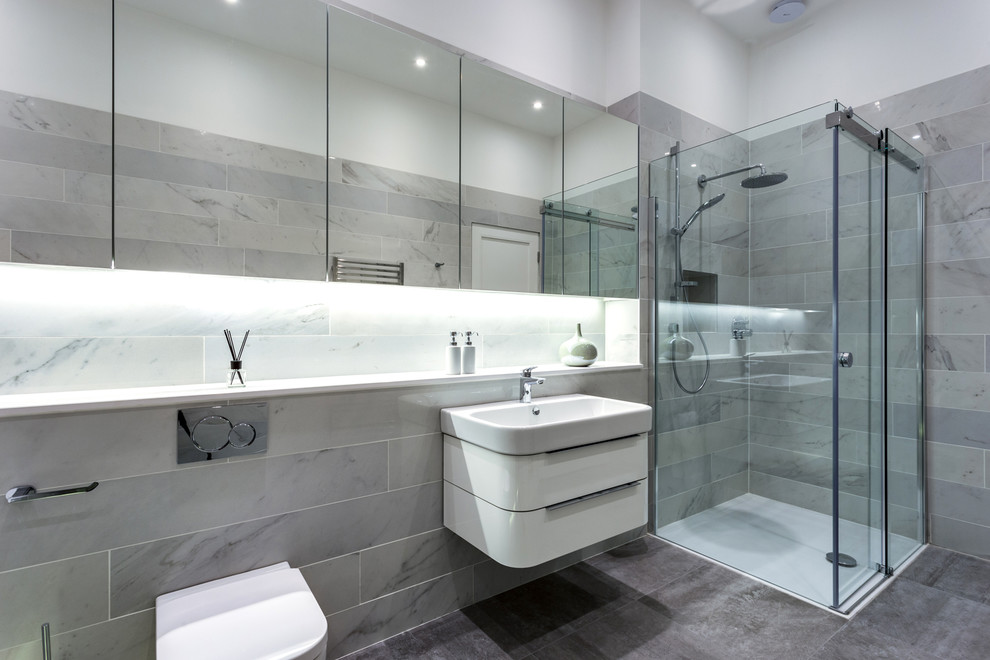 Aménagement d'une salle de bain contemporaine de taille moyenne pour enfant avec un carrelage gris, des carreaux de porcelaine, un mur gris, un sol en carrelage de porcelaine, une grande vasque et un sol gris.