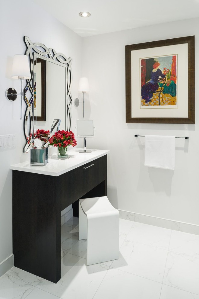 Idée de décoration pour une grande salle de bain principale design avec des portes de placard noires, une baignoire indépendante, un carrelage blanc, un mur blanc, un plan de toilette en marbre et un sol en marbre.
