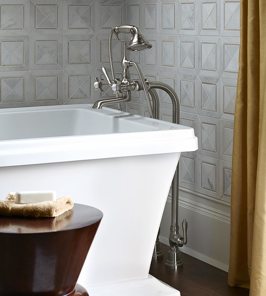 Inspiration för klassiska en-suite badrum, med grå kakel, mosaik och grå väggar