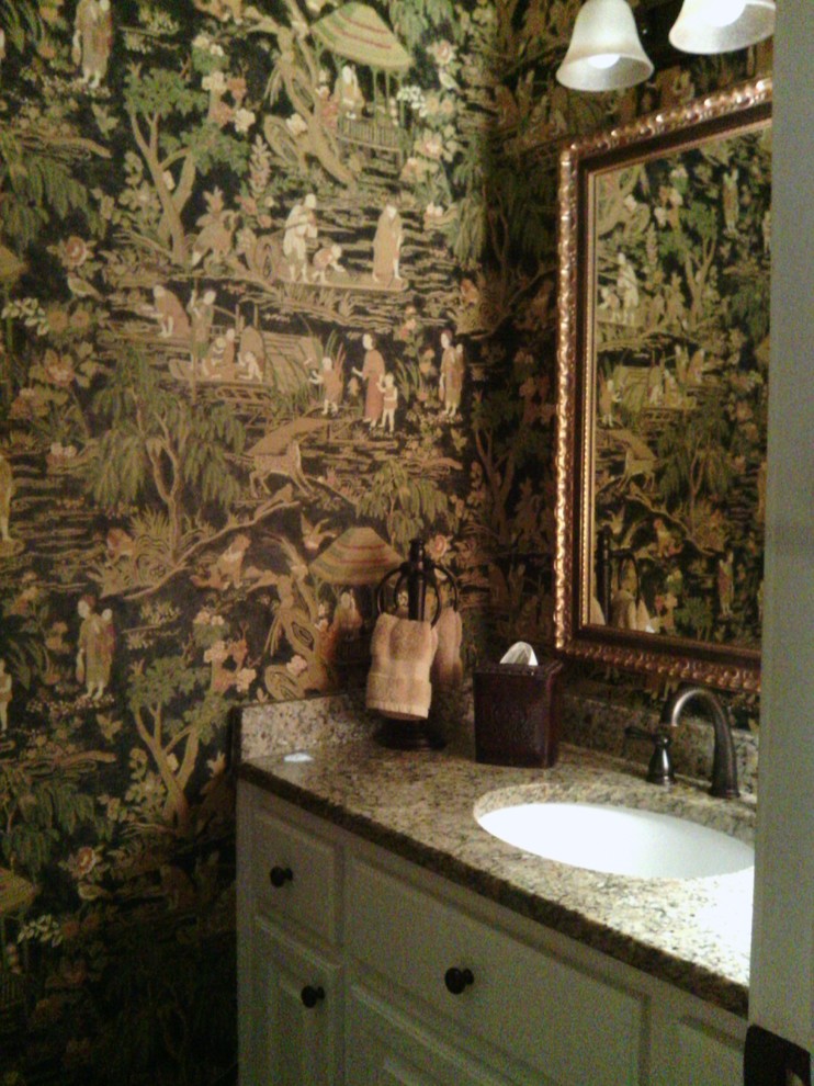 Imagen de cuarto de baño asiático pequeño con armarios con paneles con relieve, puertas de armario blancas, encimera de granito y aseo y ducha