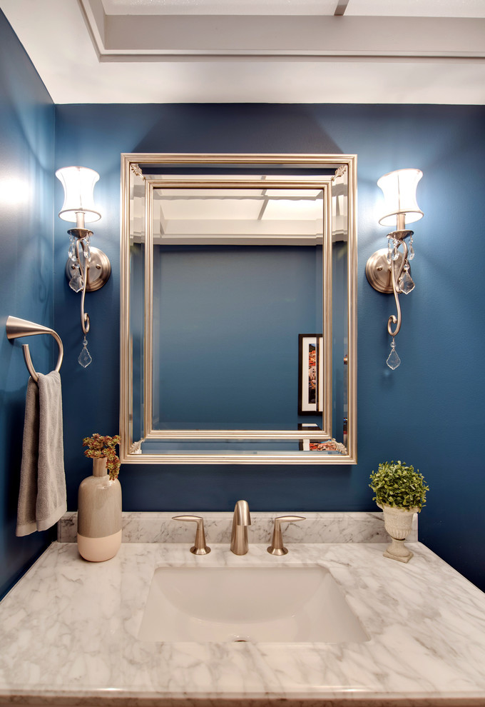 Inspiration för ett litet vintage vit vitt badrum, med skåp i shakerstil, vita skåp, blå väggar, ljust trägolv, ett undermonterad handfat, marmorbänkskiva och brunt golv
