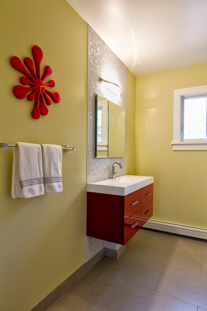 Стильный дизайн: главная ванная комната в современном стиле с плоскими фасадами, красными фасадами, белой плиткой, плиткой мозаикой, желтыми стенами, полом из керамогранита, подвесной раковиной, столешницей из искусственного кварца и белой столешницей - последний тренд