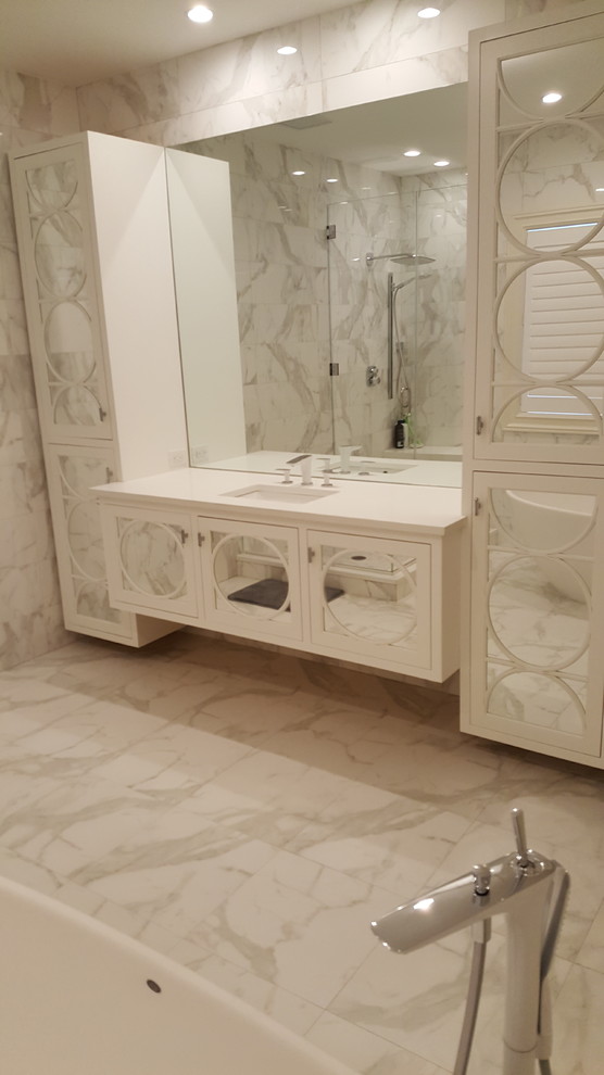 Bild på ett stort funkis en-suite badrum, med vita skåp, ett fristående badkar, en hörndusch, grå kakel, vit kakel, stenkakel, marmorgolv och ett undermonterad handfat