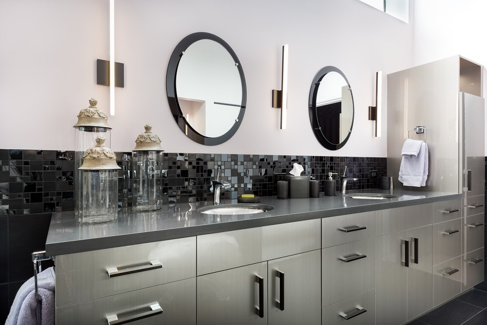 Esempio di una stanza da bagno padronale contemporanea con vasca freestanding, piastrelle in gres porcellanato e pavimento in gres porcellanato