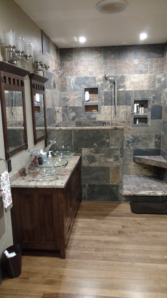 Amerikansk inredning av ett mellanstort beige beige badrum med dusch, med skåp i shakerstil, skåp i mörkt trä, en dusch i en alkov, grå kakel, skifferkakel, beige väggar, ljust trägolv, ett fristående handfat, granitbänkskiva, beiget golv och med dusch som är öppen