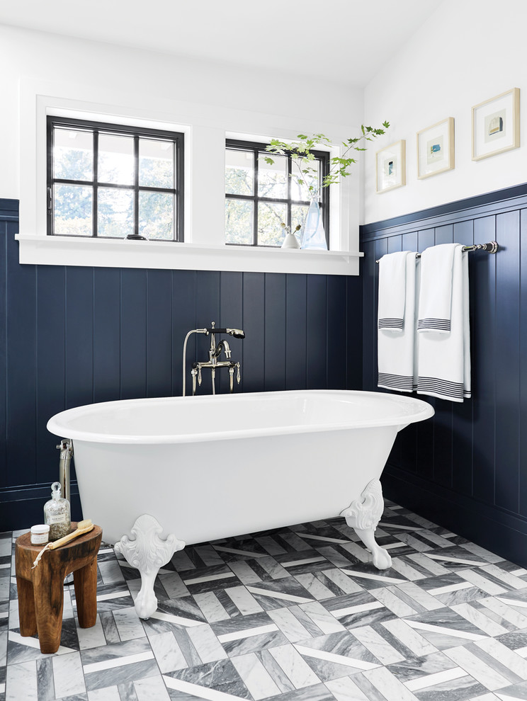 Ejemplo de cuarto de baño principal de estilo de casa de campo con bañera con patas, paredes multicolor, suelo multicolor y ventanas