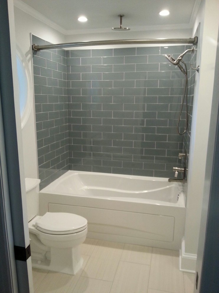 Imagen de cuarto de baño rectangular clásico renovado