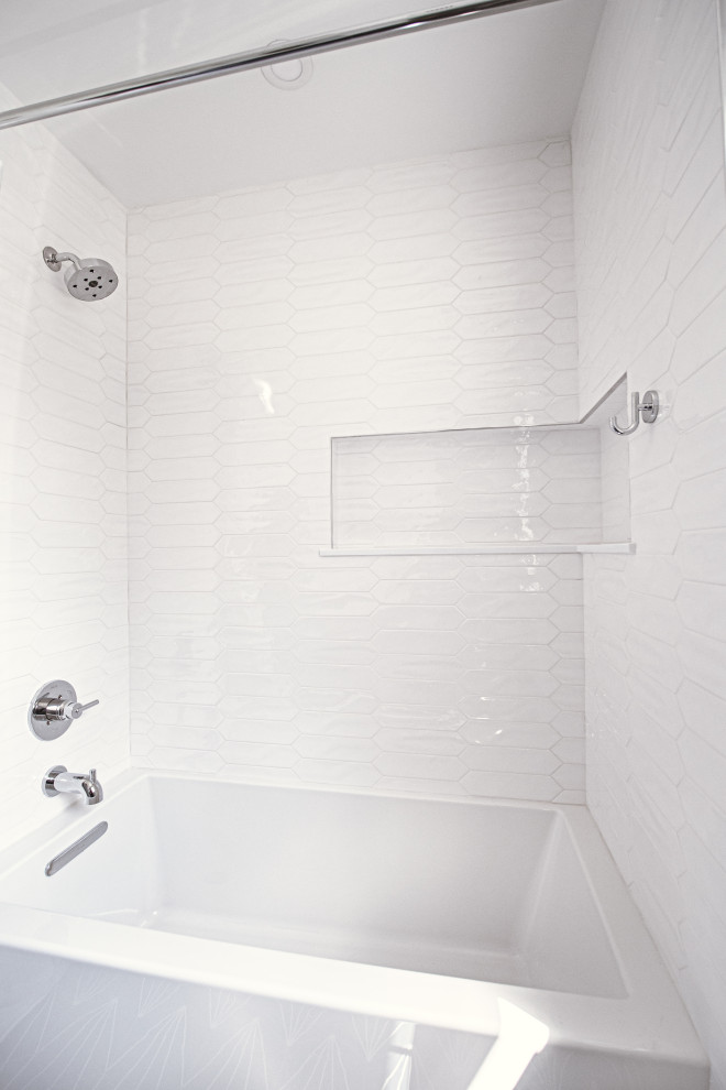 Стильный дизайн: ванная комната среднего размера в современном стиле с плоскими фасадами, фасадами цвета дерева среднего тона, накладной ванной, душем над ванной, унитазом-моноблоком, белой плиткой, керамической плиткой, серыми стенами, полом из керамической плитки, душевой кабиной, монолитной раковиной, столешницей из искусственного камня, синим полом, шторкой для ванной и белой столешницей - последний тренд