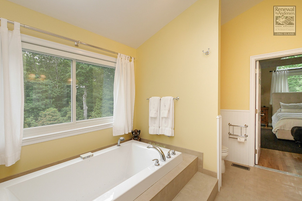 Стильный дизайн: ванная комната в современном стиле с гидромассажной ванной, желтыми стенами и полом из керамической плитки - последний тренд