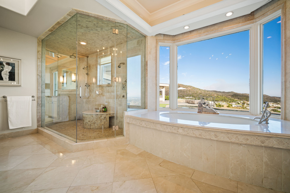 Пример оригинального дизайна: ванная комната в средиземноморском стиле с полновстраиваемой ванной, угловым душем, бежевой плиткой, бежевым полом и душем с распашными дверями