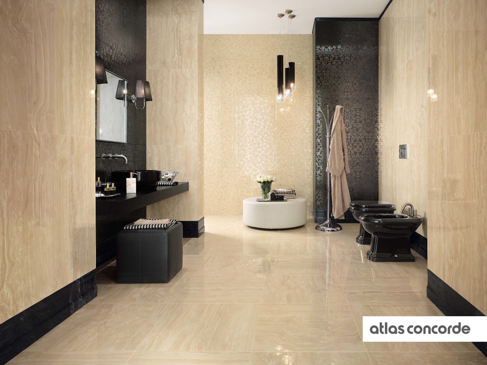 Foto di una stanza da bagno minimal con top piastrellato, piastrelle in gres porcellanato, pavimento con piastrelle in ceramica e pareti beige