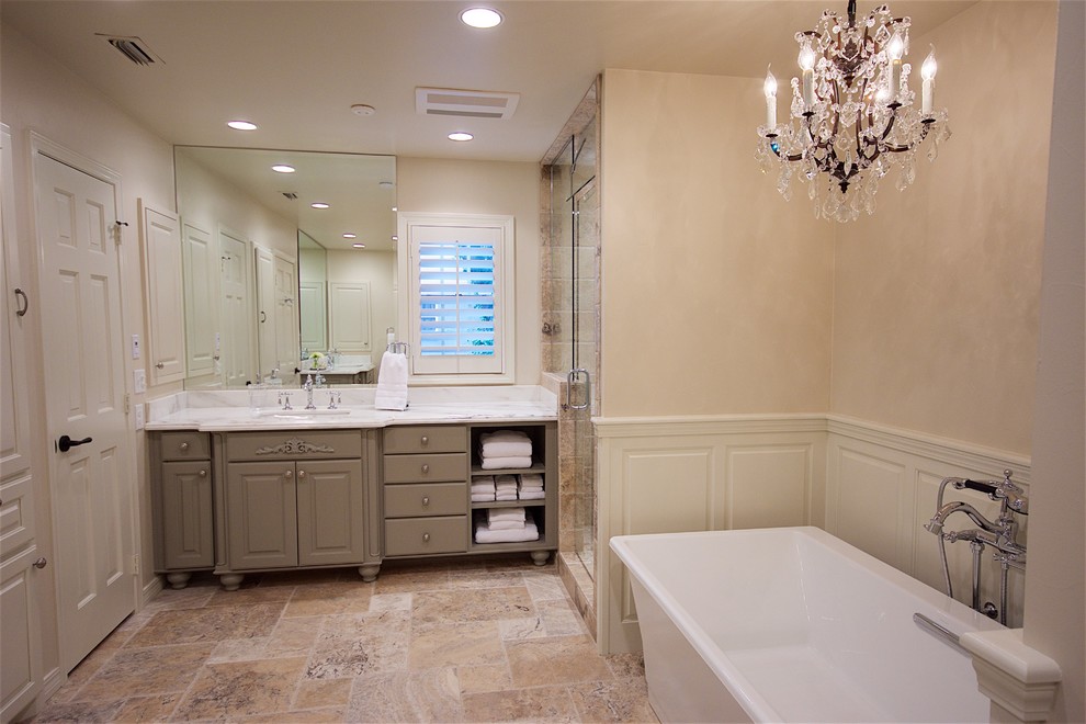 Inredning av ett modernt stort en-suite badrum, med skåp i shakerstil, gröna skåp, ett fristående badkar, en dusch i en alkov, en toalettstol med separat cisternkåpa, beige kakel, travertinkakel, beige väggar, travertin golv, ett undermonterad handfat, marmorbänkskiva, beiget golv och dusch med gångjärnsdörr
