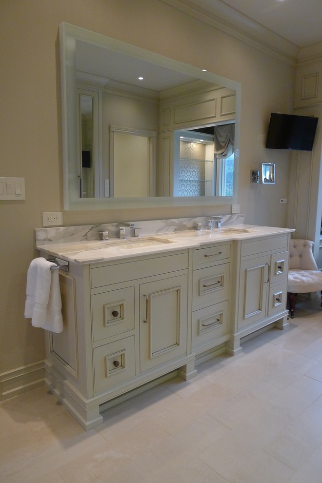 Immagine di una stanza da bagno classica con lavabo da incasso, consolle stile comò, ante beige, top in marmo, vasca freestanding, doccia alcova, WC monopezzo, piastrelle beige e piastrelle in gres porcellanato