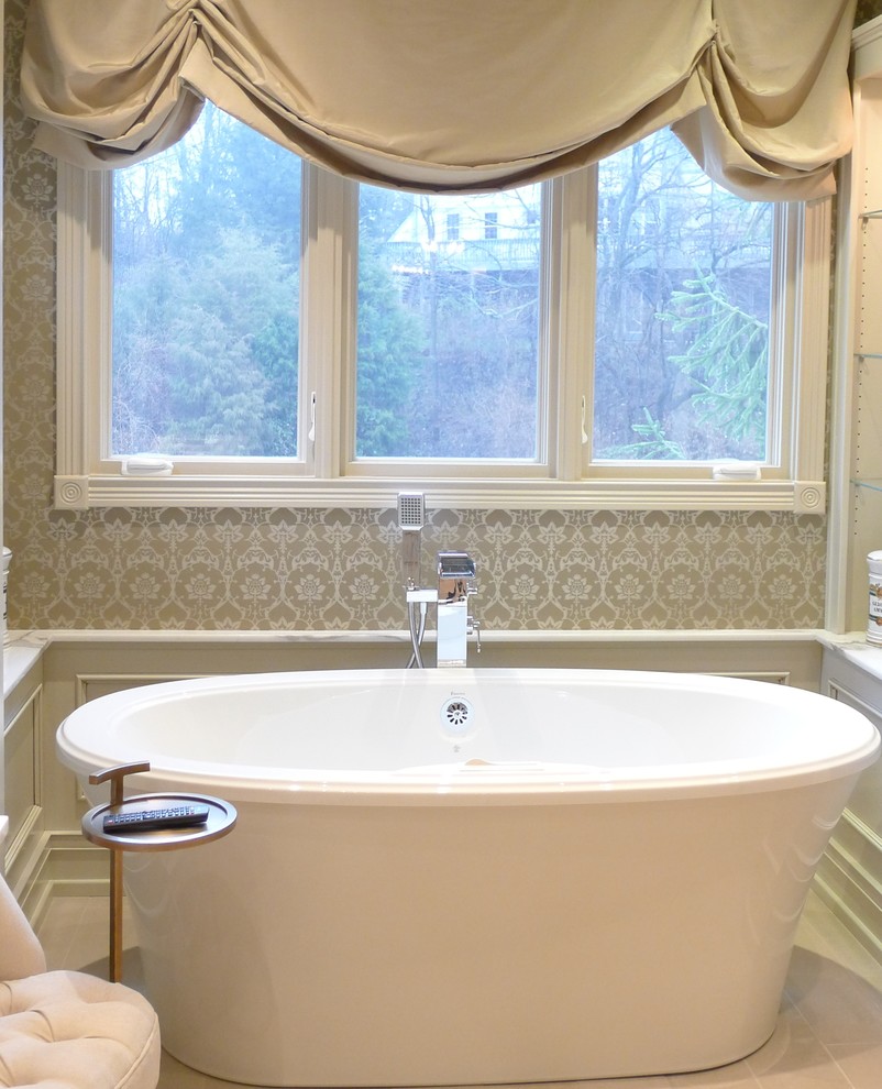Idee per una stanza da bagno chic con lavabo da incasso, top in marmo, vasca freestanding, doccia alcova, WC monopezzo, piastrelle beige e piastrelle in gres porcellanato
