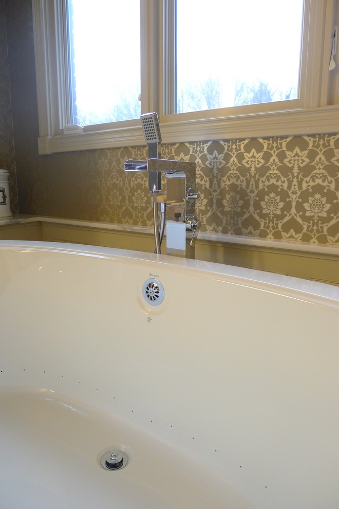 Пример оригинального дизайна: ванная комната в стиле неоклассика (современная классика) с накладной раковиной, мраморной столешницей, отдельно стоящей ванной, душем в нише, унитазом-моноблоком, бежевой плиткой и керамогранитной плиткой