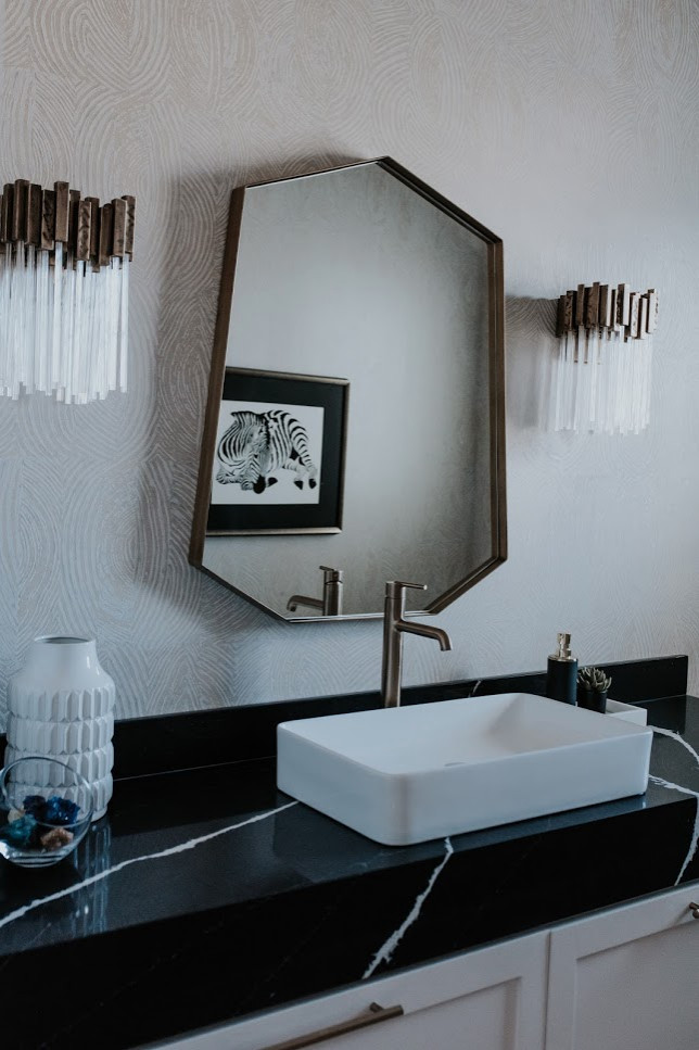 Пример оригинального дизайна: ванная комната в стиле модернизм с столешницей из искусственного кварца и черной столешницей