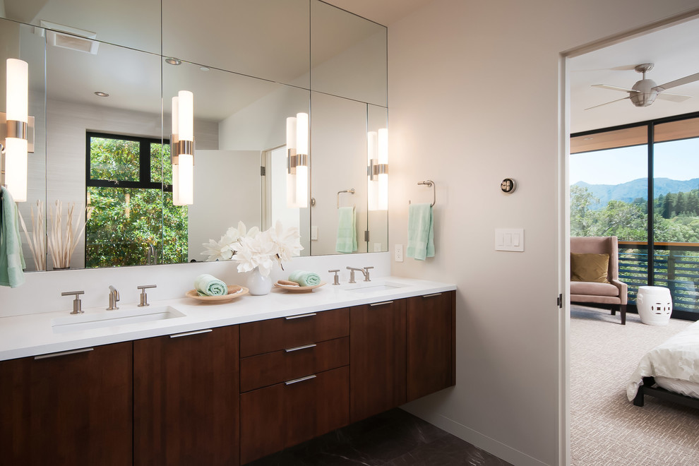 На фото: главная ванная комната в современном стиле с плоскими фасадами, темными деревянными фасадами, белыми стенами и врезной раковиной с