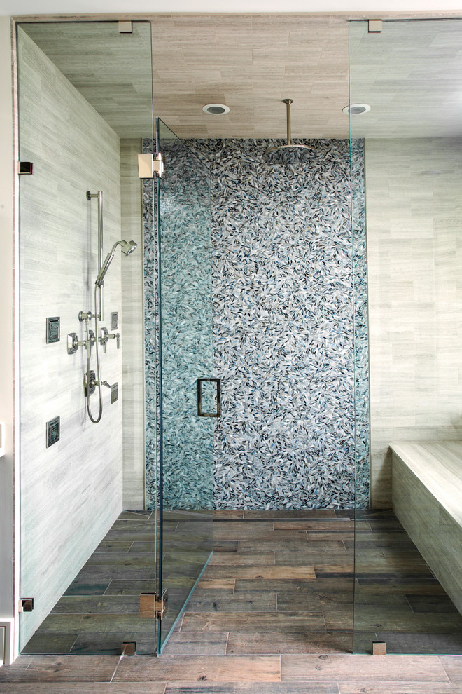 Свежая идея для дизайна: большая главная ванная комната в стиле неоклассика (современная классика) с душем без бортиков, керамогранитной плиткой, белыми стенами и полом из керамогранита - отличное фото интерьера