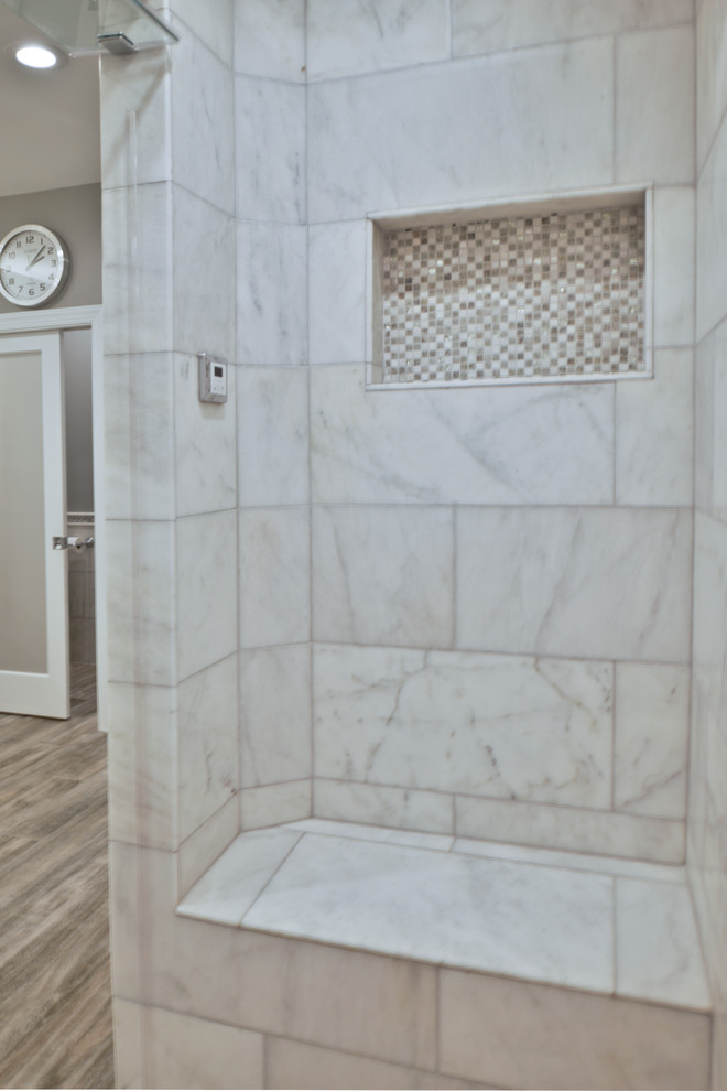 Exemple d'une salle de bain principale moderne de taille moyenne avec une baignoire d'angle, une douche d'angle, un carrelage gris, un mur marron, un sol en bois brun, une vasque, un sol marron, une cabine de douche à porte battante et un plan de toilette blanc.