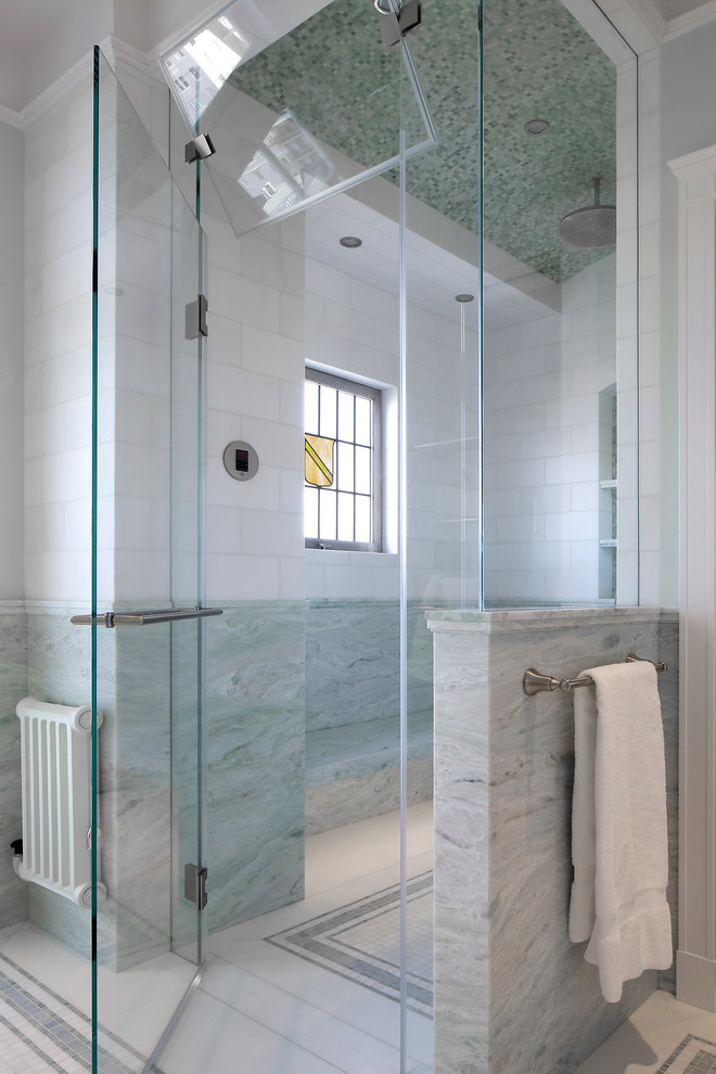 Cette photo montre une douche en alcôve principale tendance avec un carrelage vert, des dalles de pierre et une fenêtre.