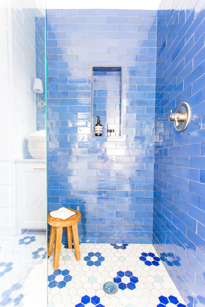 Idéer för ett mellanstort modernt vit badrum med dusch, med luckor med infälld panel, vita skåp, en öppen dusch, blå kakel, keramikplattor, vita väggar, klinkergolv i keramik, ett nedsänkt handfat, marmorbänkskiva och vitt golv