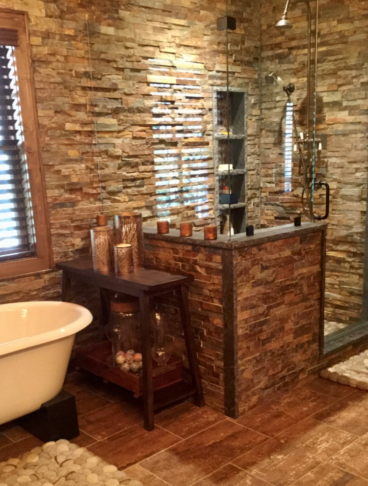 Inredning av ett rustikt mellanstort flerfärgad flerfärgat en-suite badrum, med skåp i shakerstil, skåp i mellenmörkt trä, ett fristående badkar, en hörndusch, en toalettstol med separat cisternkåpa, brun kakel, stenhäll, bruna väggar, klinkergolv i keramik, ett undermonterad handfat, granitbänkskiva, brunt golv och dusch med gångjärnsdörr