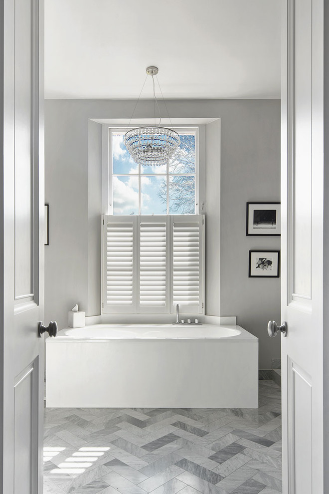 Свежая идея для дизайна: большая главная ванная комната в стиле неоклассика (современная классика) с серыми стенами, отдельно стоящей ванной и серым полом - отличное фото интерьера